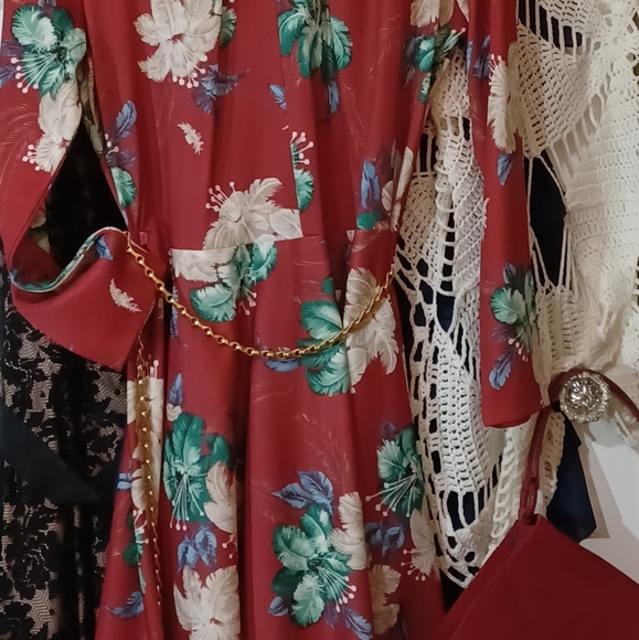 1970's True Red/Floral Vintage Dress with Gold Tone Belt. - Picture 2 of 7